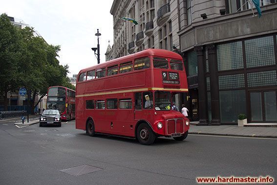 Знаменитые двухэтажные красные автобусы Знаменитые двухэтажные красные автобусы