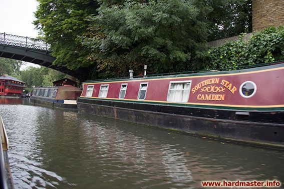 Лодки-дома по берегам канала Лодки-дома по берегам канала